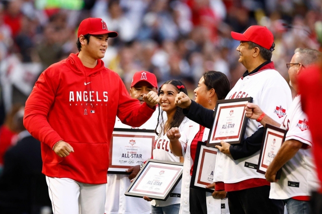 Siêu sao bóng chày Shohei Ohtani (áo đỏ) trong màu áo Los Angeles Angels