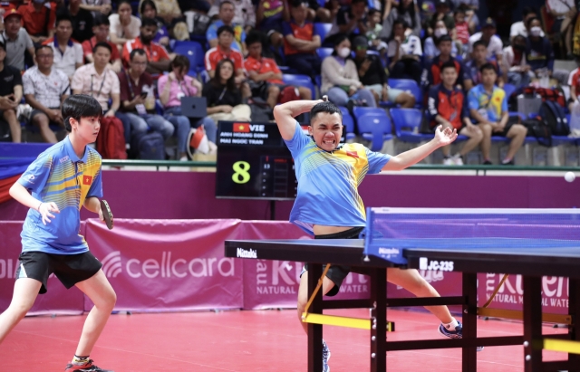 Trần Mai Ngọc (trái) và Đinh Anh Hoàng (phải) ở trận chung kết SEA Games 32 môn bóng bàn đôi nam nữ giữa Việt Nam và Singapore