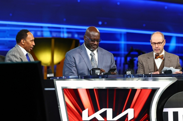Shaquille O'Neal có lần thứ 3 được treo số áo ở NBA 384854