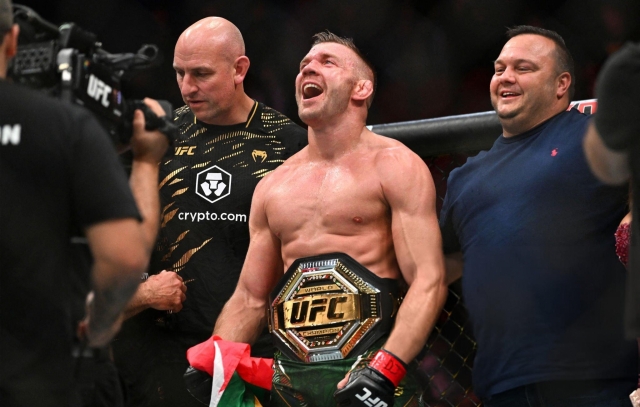 Đấm gãy mũi Sean Strickland, Dricus du Plessis bảo vệ đai hạng trung UFC 591180