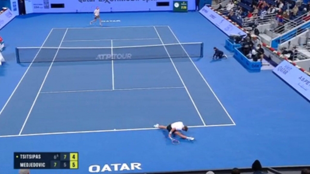 Chấp một chân, truyền nhân Djokovic vẫn hạ đẹp Tsitsipas ở Qatar Open 594911