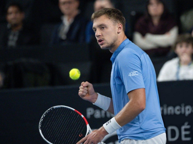 Chấp một chân, truyền nhân Djokovic vẫn hạ đẹp Tsitsipas ở Qatar Open-594909
