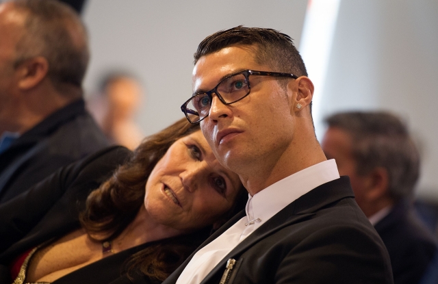 Nghe lời mẹ yêu, Ronaldo chia tay MU để trở về mái nhà xưa? 173708