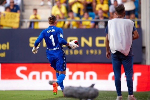 Trận Cadiz vs Barca gặp sự cố hy hữu, thủ môn sắm vai người hùng 185398
