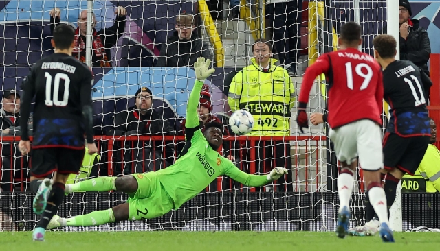 Cứu MU phút chót, Onana lập siêu kỷ lục khiến De Gea 'khóc thét' 346554