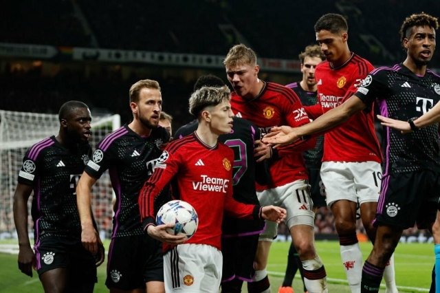 Cầu thủ MU và Bayern Munich ẩu đả ngay trên sân 372088