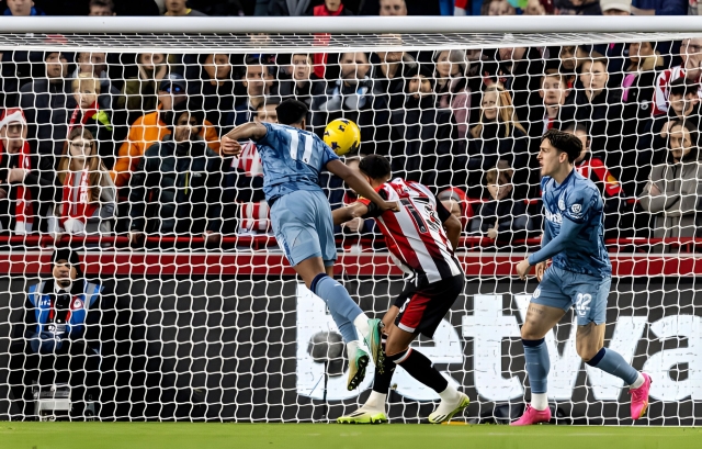 Thắng nghẹt thở Brentford, Aston Villa áp sát ngôi đầu BXH Ngoại hạng Anh 374744