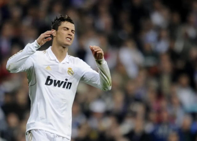 HLV Mourinho lần đầu tiên khóc, đến nhà Ronaldo cầu xin một điều 413142