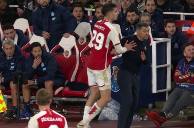 Ngôi sao Arsenal hành động mất kiểm soát trong trận đấu với Porto 420780