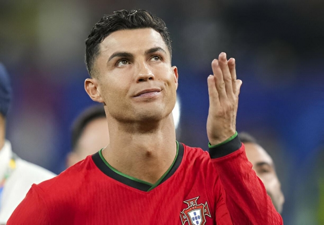 Rời Euro 2024, Ronaldo thua xa Messi một điều 494097