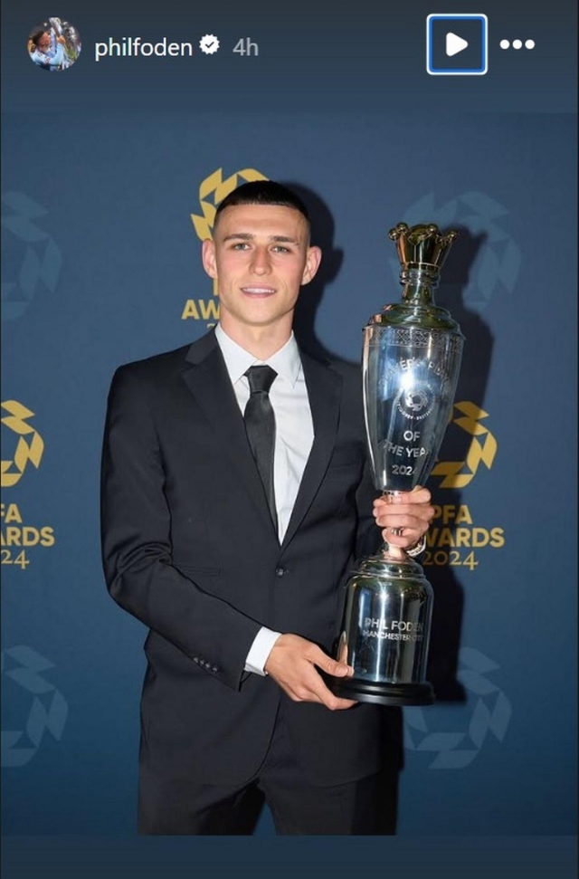 Nhận 'mưa gạch đá', Phil Foden mang cúp ra khoe 564818