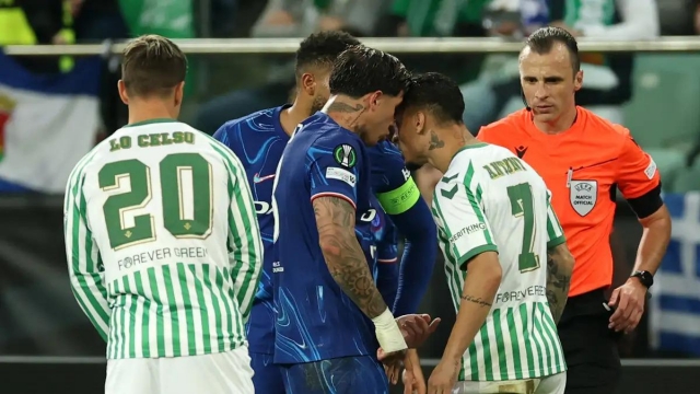 Antony nhận 'mưa gạch đá' sau khi Betis thất bại trước Chelsea 641745