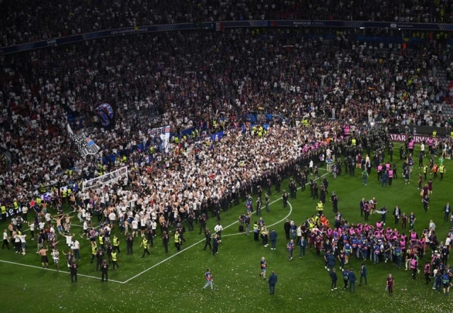Vô địch C1, hàng ngàn fan PSG tràn xuống sân và phá vỡ khung thành 643197