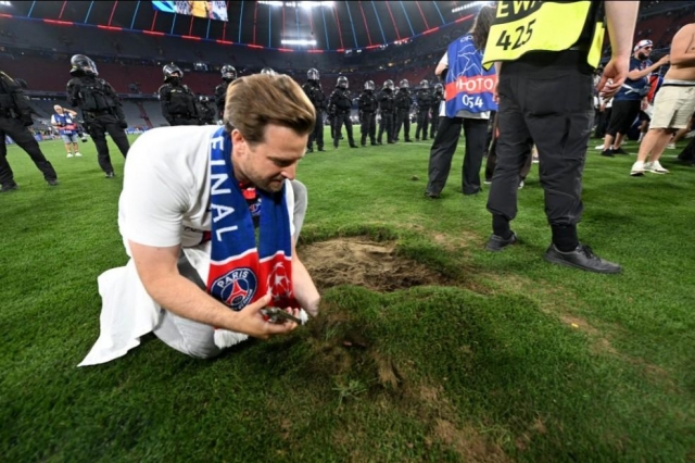 Vô địch C1, hàng ngàn fan PSG tràn xuống sân và phá vỡ khung thành 643200