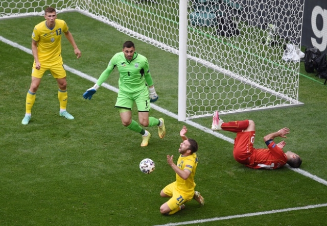 2021_06_17T141542Z_1485532757_UP1EH6H13M4GE_RTRMADP_3_SOCCER_EURO_UKR_MKD_REPORT