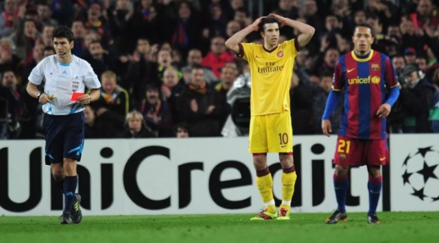 Robin van Persie bị đuổi khỏi sân trong tình huống gây tranh cãi trong trận gặp Barcelona năm 2011