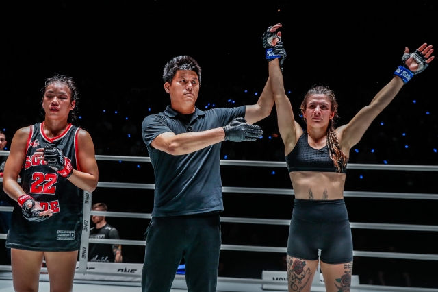 Kyriacou đánh bại “Wondergirl”, Dedduanglek gây sốc tại ONE Friday Fights 26. 305973