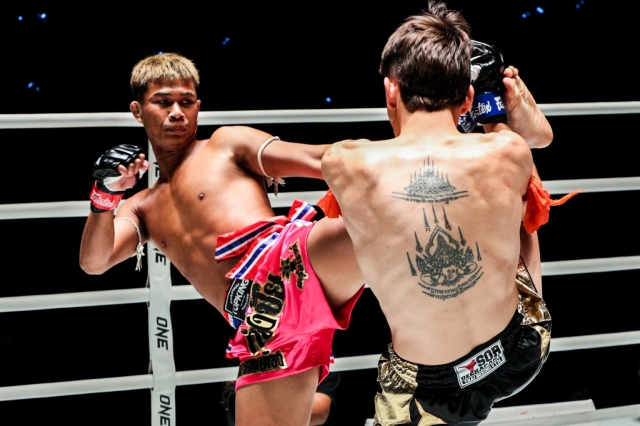 ONE Friday Fights 32: Siasarani bất ngờ đánh bại Sitthichai, Kompet và Kongchai tạo nên trận đấu 3 hiệp kịch tính 324425