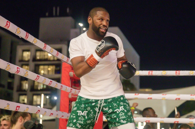 Floyd Mayweather trở lại sàn đấu quyền anh đối đầu nhà vô địch thế giới 345215