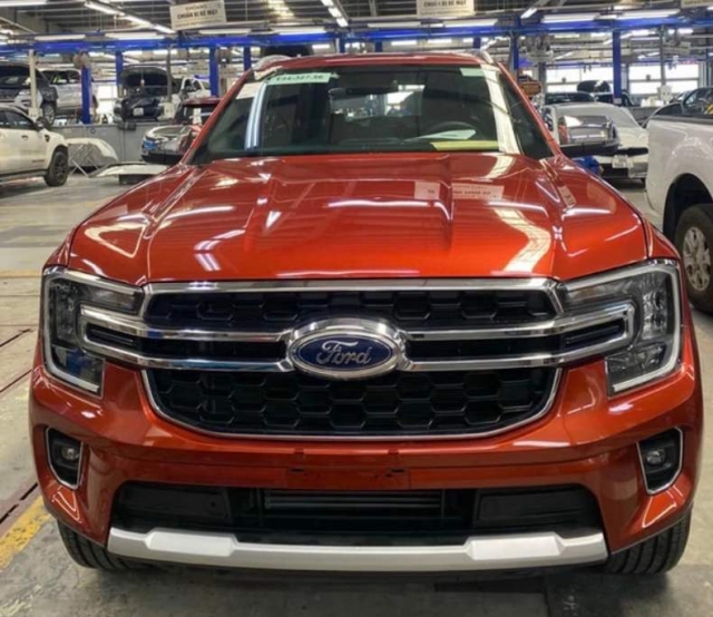 Cận cảnh Ford Everest 2022 tại đại lý Việt Nam, sẵn sàng cho màn ra mắt tháng sau 149780