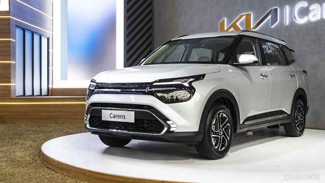 Kia Carens 2022 bất ngờ lộ diện tại Việt Nam, ngày ra mắt đang đển gần, 'phả hơi nóng' lên Xpander 196489