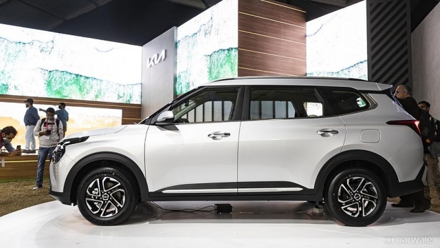 Kia Carens 2022 bất ngờ lộ diện tại Việt Nam, ngày ra mắt đang đển gần, 'phả hơi nóng' lên Xpander 196490