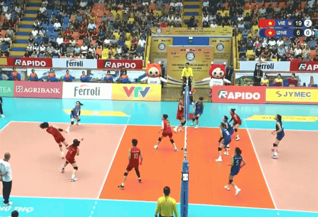 Thanh Thúy gặp sự cố hy hữu trong trận derby bóng chuyền nữ Việt Nam 660084
