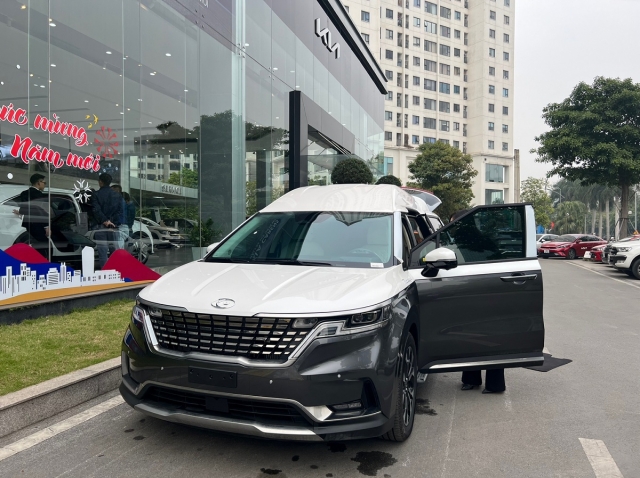 Cận cảnh Kia Carnival Royal 2023 tại đại lý – MPV hạng sang, giá gần 2,7 tỷ đồng 242378
