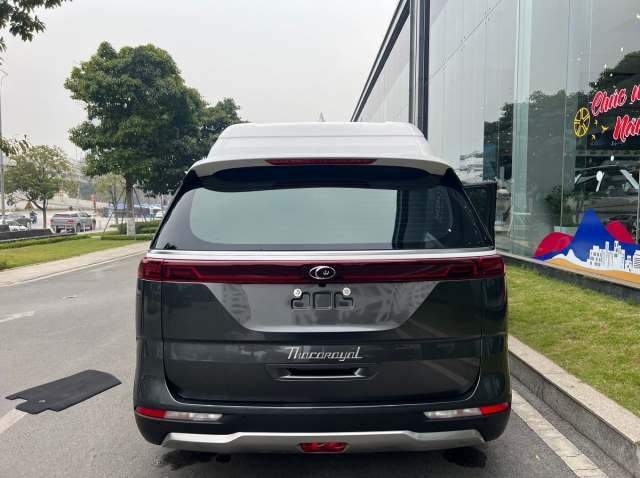 Cận cảnh Kia Carnival Royal 2023 tại đại lý – MPV hạng sang, giá gần 2,7 tỷ đồng 242379