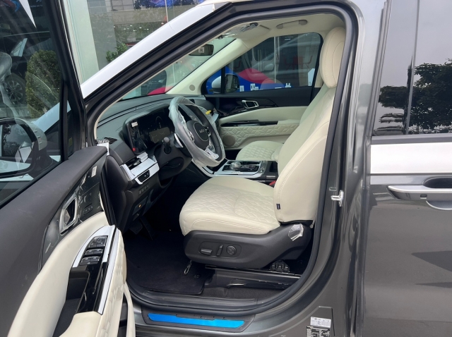 Cận cảnh Kia Carnival Royal 2023 tại đại lý – MPV hạng sang, giá gần 2,7 tỷ đồng 242380