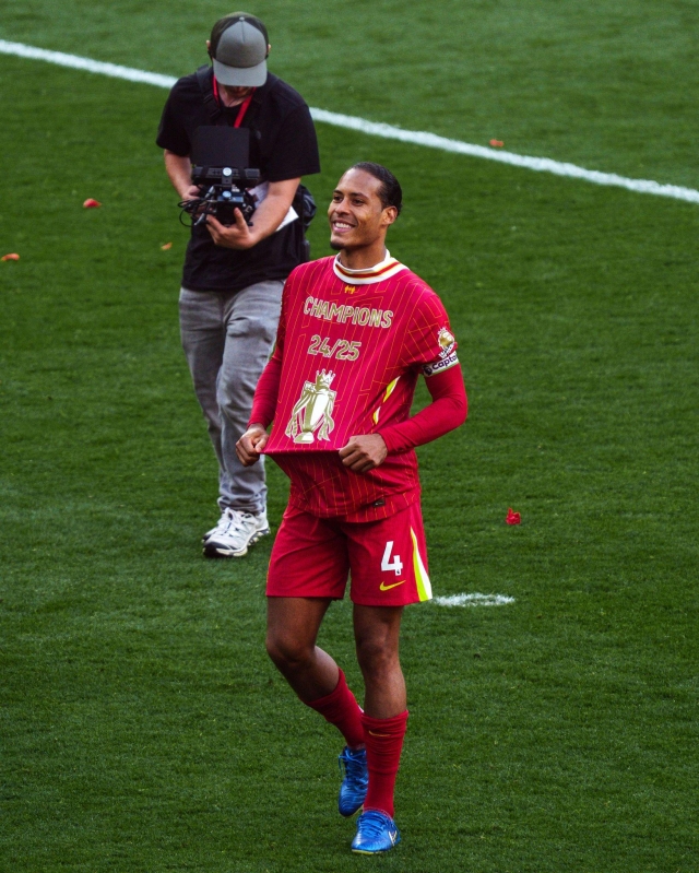 Van Dijk sung sướng với chức vô địch NHA cùng Liverpool 627213
