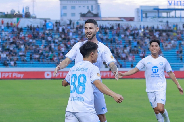 Vòng 23 V-League 2024/25: Hấp dẫn cả cuộc đua vô địch và trụ hạng 635270