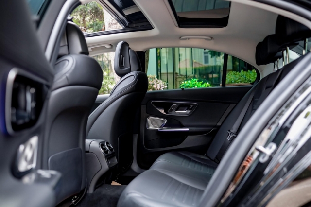 Mercedes-Benz C300 AMG 2022 chạy lướt 1.000 km rao bán giá rẻ bất ngờ 443191