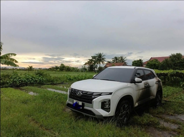 Hyundai Creta bung túi khí, hư hỏng nặng nề sau khi bị sét đánh 519204