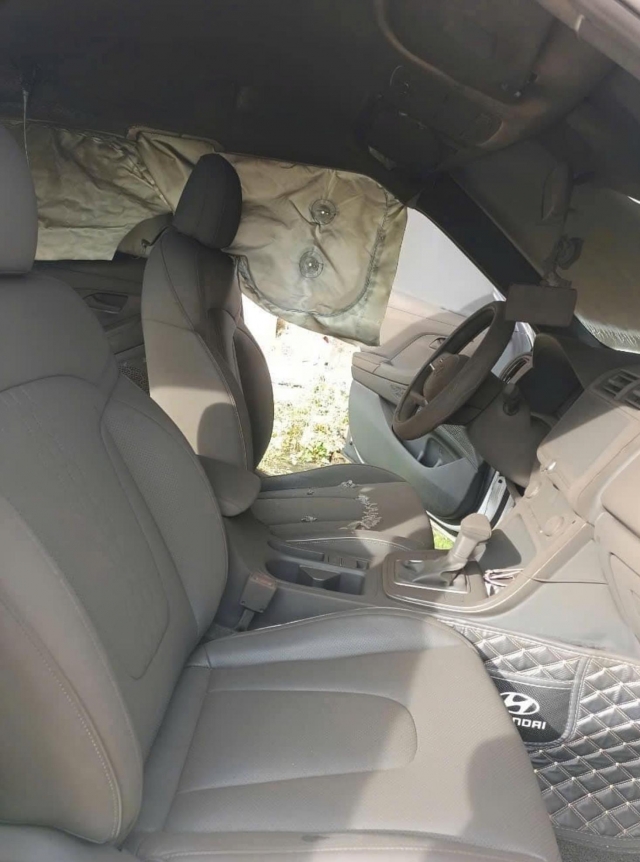 Hyundai Creta bung túi khí, hư hỏng nặng nề sau khi bị sét đánh 519207