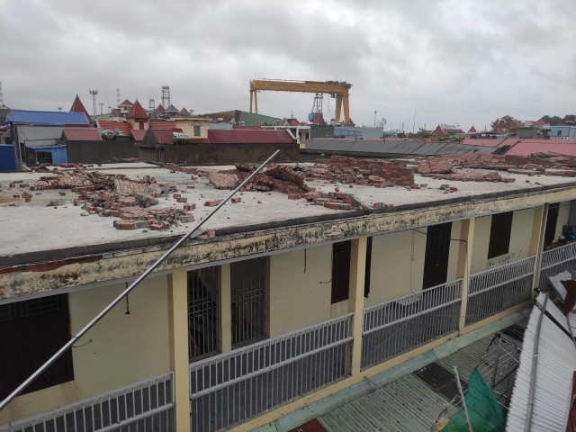 Hải Dương: Gió xoáy cuốn bay ô tô, xe tải lật giữa phố 524354