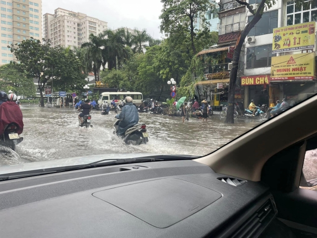Mưa lớn trong đêm, Hà Nội