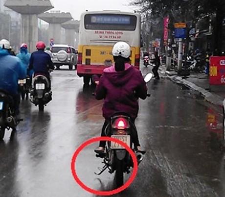 Quên gạt chân chống xe máy có thể bị phạt tới chục triệu đồng 603841