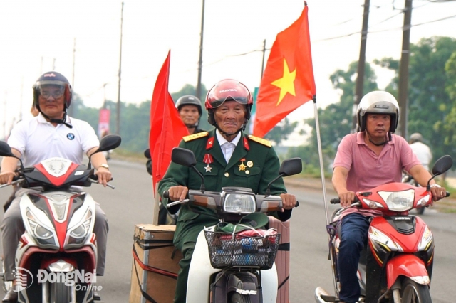Cựu Chiến Binh 76 tuổi vượt 1.300 km bằng xe máy và hành trình gửi gắm tình yêu Tổ Quốc tới thế hệ trẻ 627233