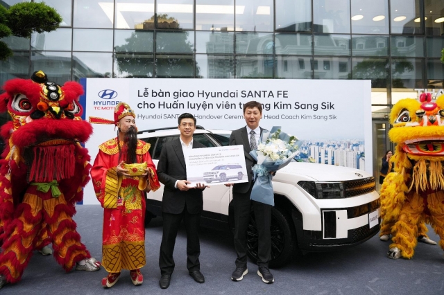 Santa Fe Calligraphy – món quà đặc biệt dành cho HLV Kim Sang-sik sau màn thể hiện xuất sắc 639119