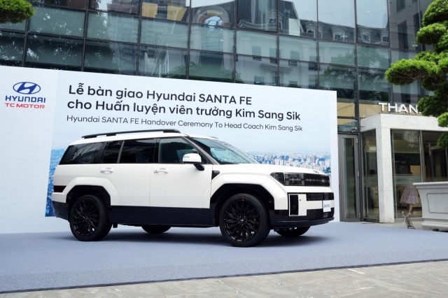 Santa Fe Calligraphy – món quà đặc biệt dành cho HLV Kim Sang-sik sau màn thể hiện xuất sắc 639124