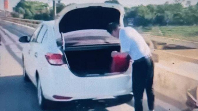 Tài xế dừng xe giữa cầu, ném đồ xuống sông bị phạt hơn 13 triệu đồng 644750