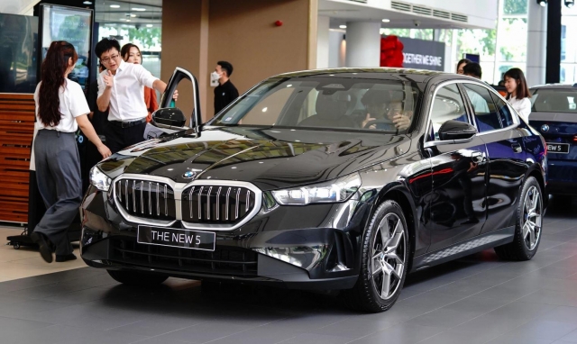 Giảm hơn 400 triệu, BMW 5 Series bản lắp ráp có đánh đổi điều gì? 646146