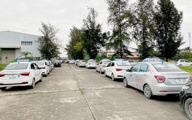 Bộ Xây dựng đề xuất miễn phí đường bộ cho mọi xe “đắp chiếu” từ 30 ngày, bỏ tem dán kính ô tô 647206