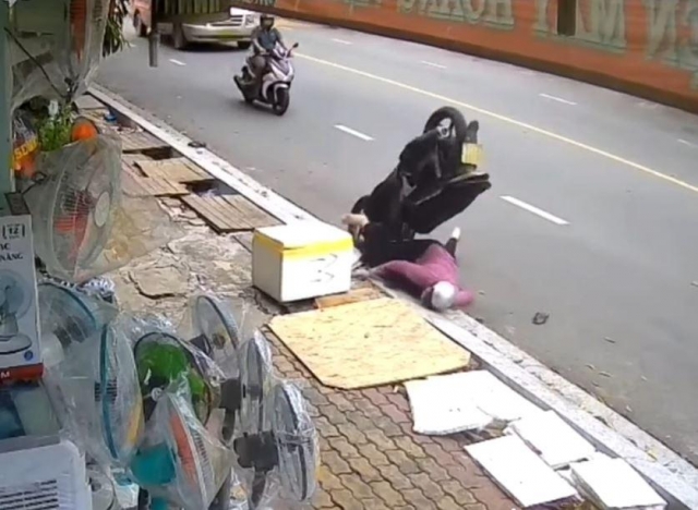 Ngã lộn nhào giữa đường vì mải nhìn cửa hàng: Cảnh báo tai nạn từ hành vi mất tập trung khi lái xe 649472