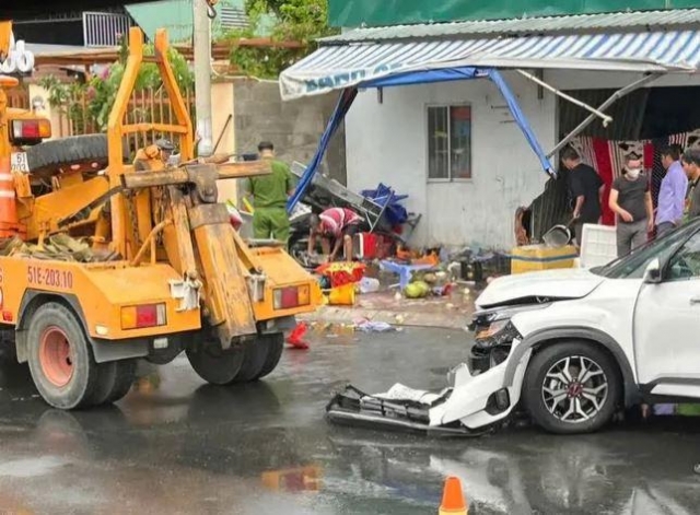 Phan Thiết: Ô tô mất lái tông xe máy, lao vào nhà dân khiến một người tử vong 649297