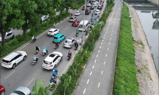 Tuyến đường xanh bên sông Tô Lịch thành “đường hoang”: Lỗi tại người dân hay quy hoạch? 649776