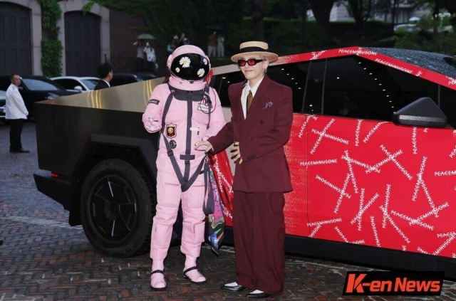 G-Dragon gây sốt khi mang Tesla Cybertruck đỏ rực đến sự kiện riêng 650712