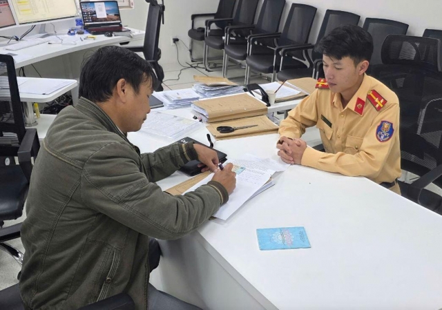 Vượt đèn đỏ để cứu người: Tài xế được biểu dương vì hành động nhân đạo 651411