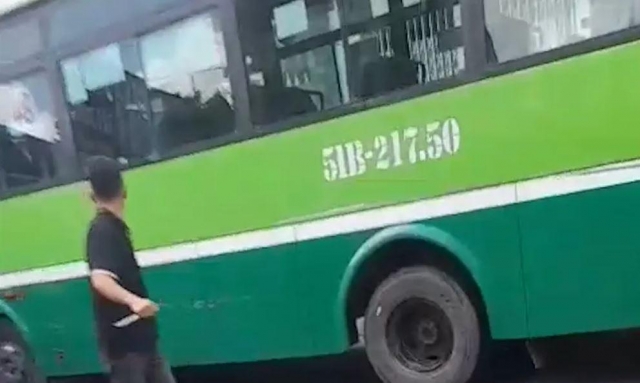 Tài xế xe tải cầm dao rượt đánh tài xế xe buýt giữa phố Sài Gòn sau va chạm giao thông 664036